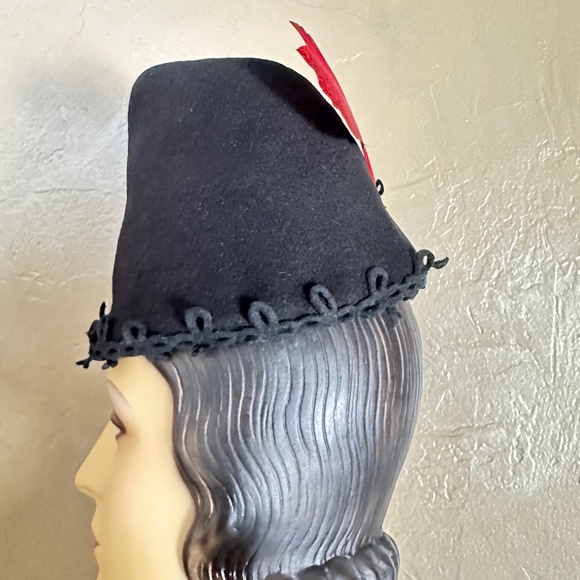 EXCEPTIONAL 1940s' UNIQUE TOP BLACK FELT CONICAL HAT + RED FEATHER & APPLIQUES - Picture 3 of 12